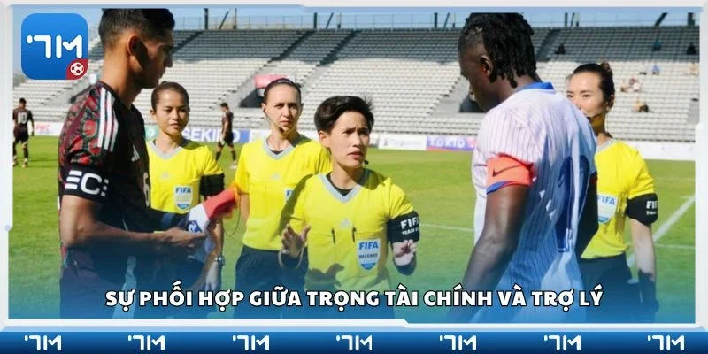 Sự phối hợp giữa trọng tài chính và trợ lý